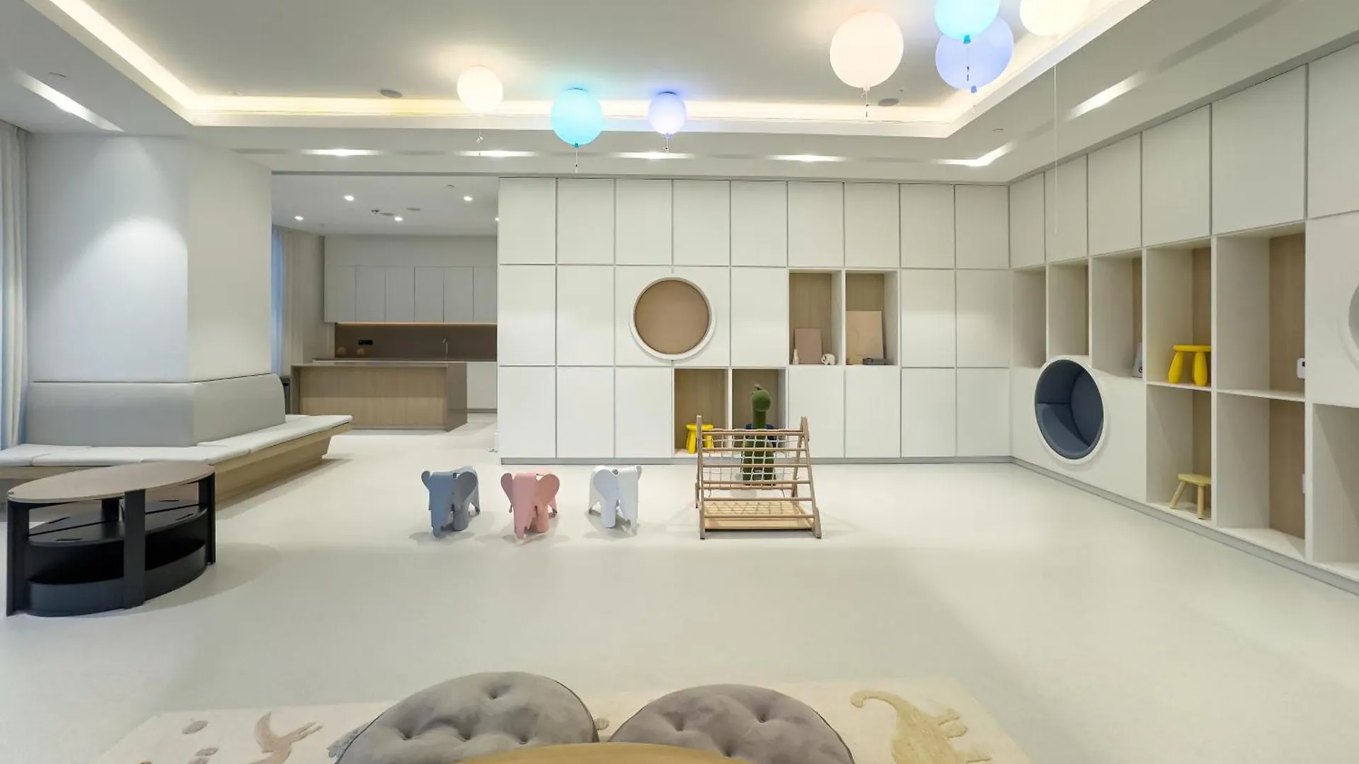 Grandeur 2 Bedroom Apartments I Burj Khalifa & Fountain Views I Free Parking, Gym, Pool, Wi-Fi & Ps5 I By Skyline Serenity Dubai