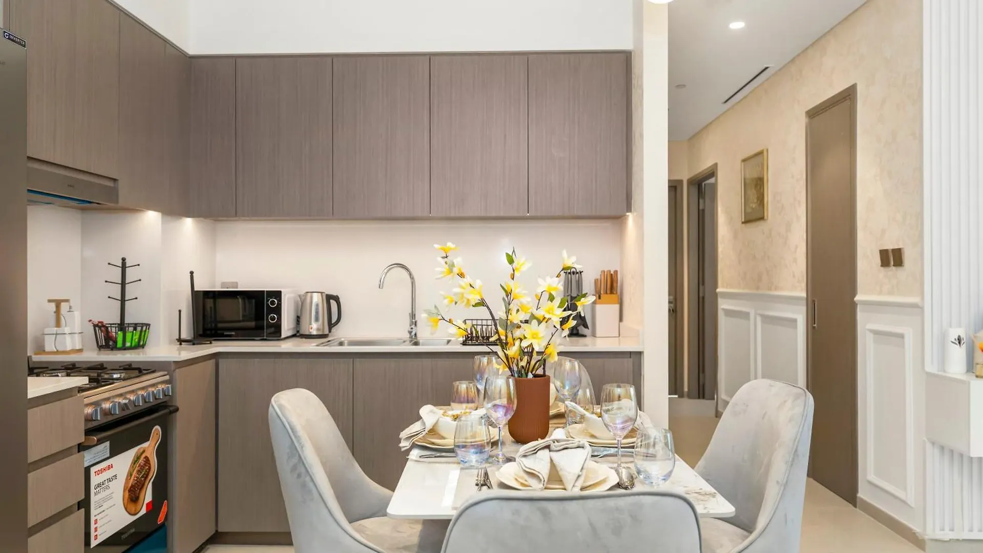 Grandeur 2 Bedroom Apartments I Burj Khalifa & Fountain Views I Free Parking, Gym, Pool, Wi-Fi & Ps5 I By Skyline Serenity Dubai