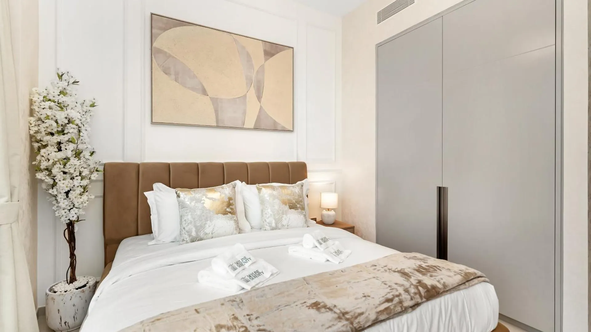 Grandeur 2 Bedroom Apartments I Burj Khalifa & Fountain Views I Free Parking, Gym, Pool, Wi-Fi & Ps5 I By Skyline Serenity Dubai
