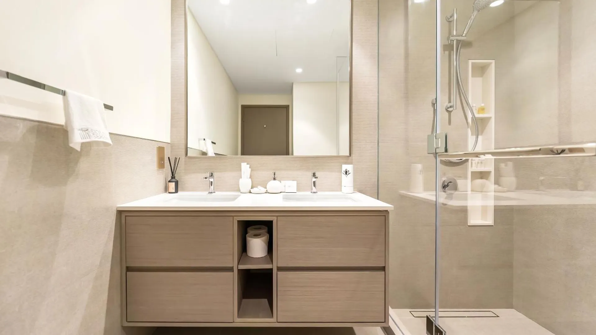 Grandeur 2 Bedroom Apartments I Burj Khalifa & Fountain Views I Free Parking, Gym, Pool, Wi-Fi & Ps5 I By Skyline Serenity Dubai