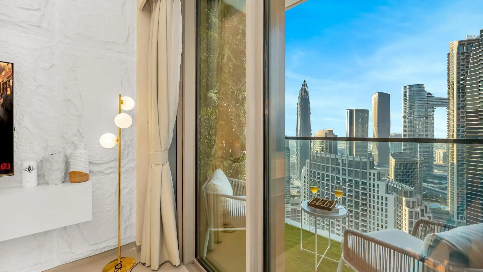 Grandeur 2 Bedroom Apartments I Burj Khalifa & Fountain Views I Free Parking, Gym, Pool, Wi-Fi & Ps5 I By Skyline Serenity Dubai