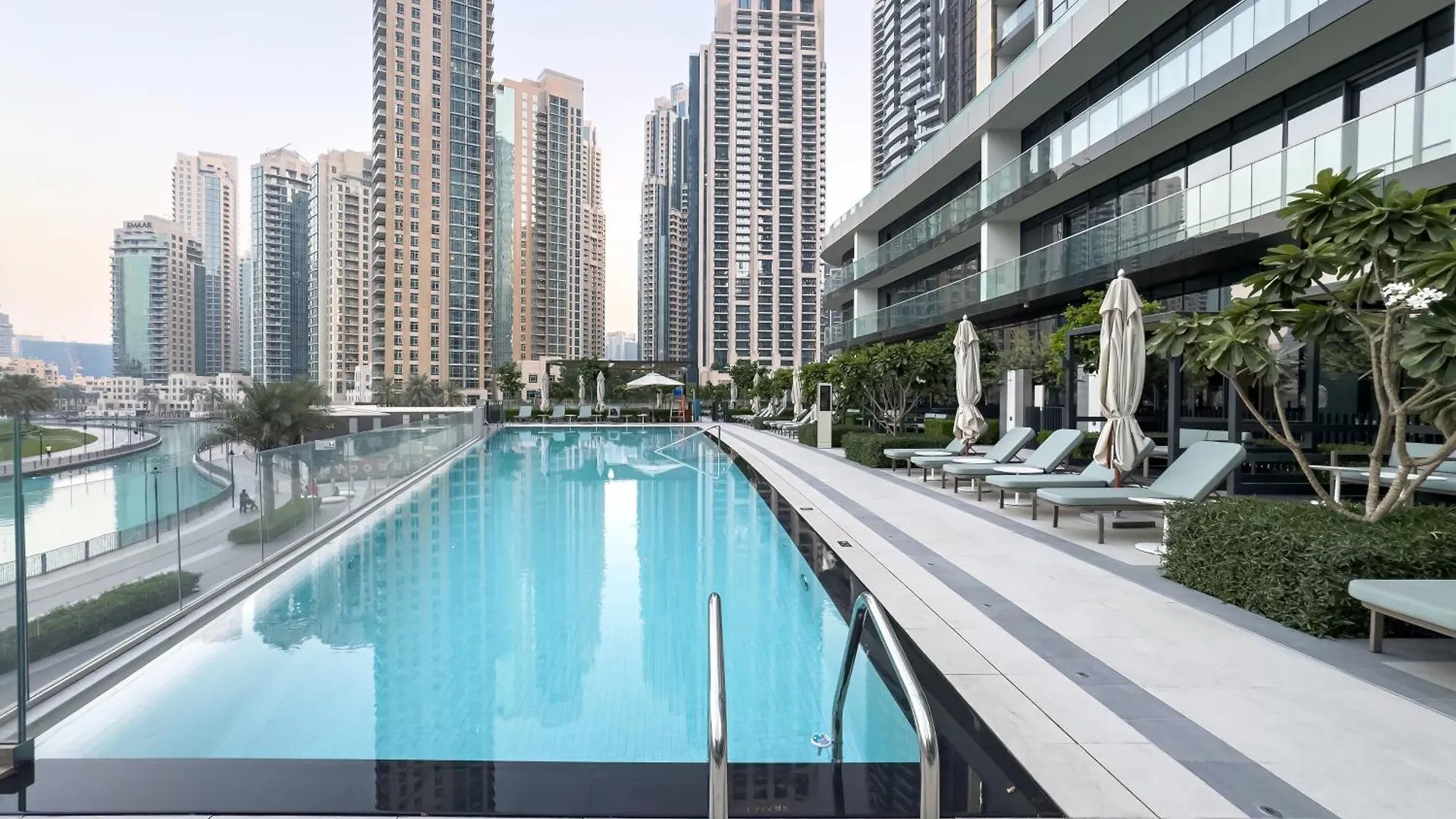 Grandeur 2 Bedroom Apartments I Burj Khalifa & Fountain Views I Free Parking, Gym, Pool, Wi-Fi & Ps5 I By Skyline Serenity Dubaj Spojené arabské emiráty