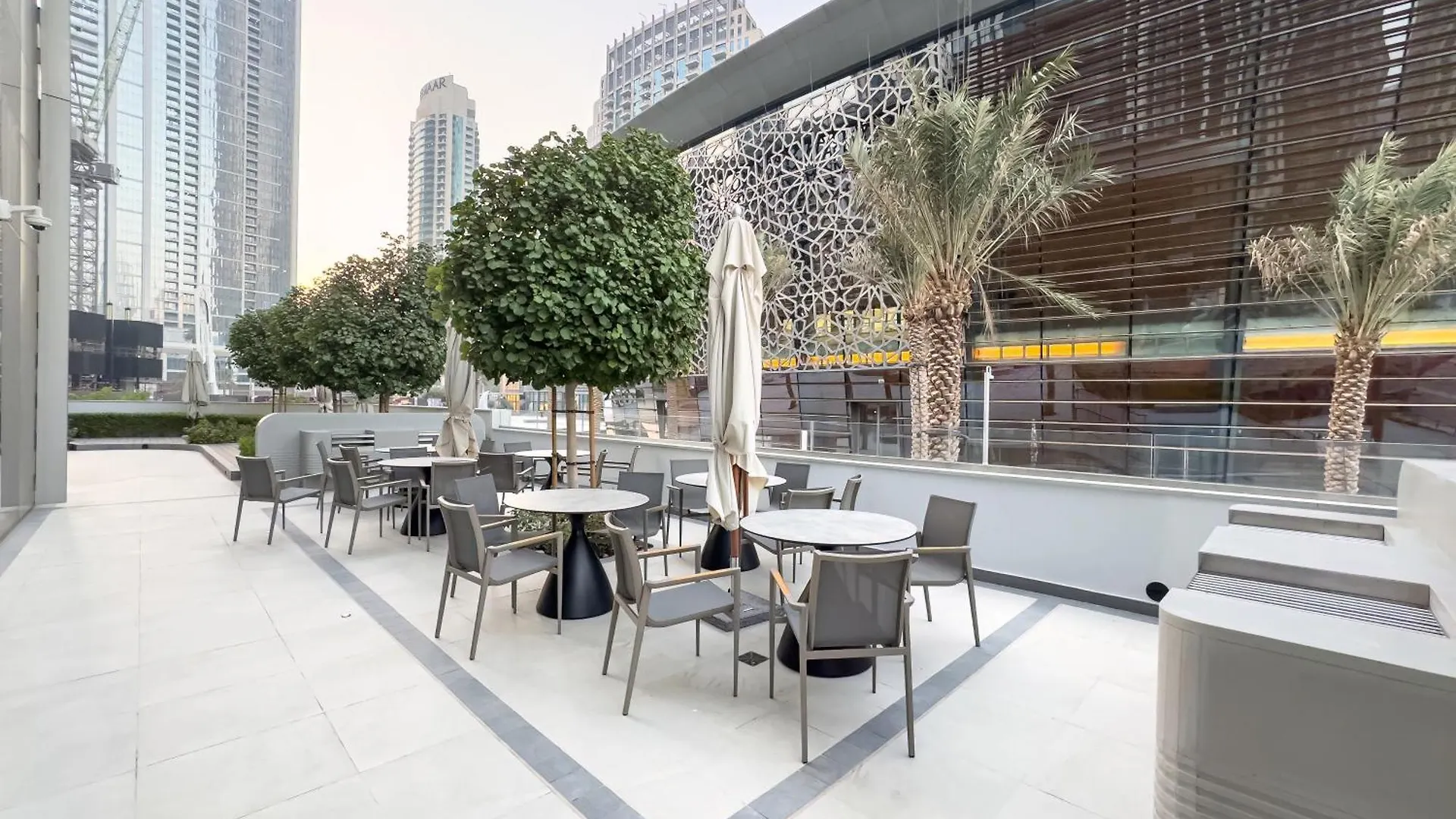 Grandeur 2 Bedroom Apartments I Burj Khalifa & Fountain Views I Free Parking, Gym, Pool, Wi-Fi & Ps5 I By Skyline Serenity Dubaj