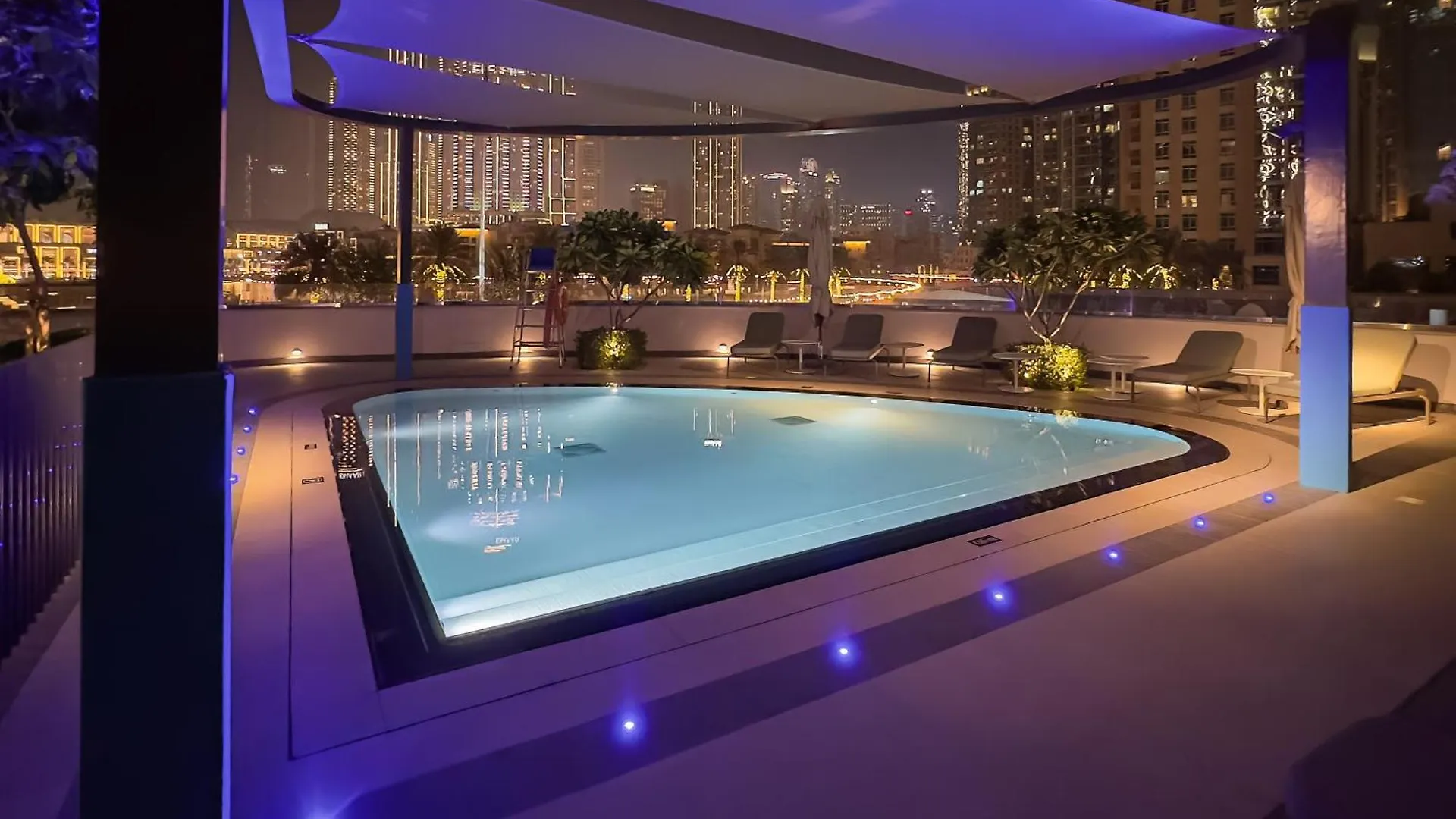 Grandeur 2 Bedroom Apartments I Burj Khalifa & Fountain Views I Free Parking, Gym, Pool, Wi-Fi & Ps5 I By Skyline Serenity Dubaj