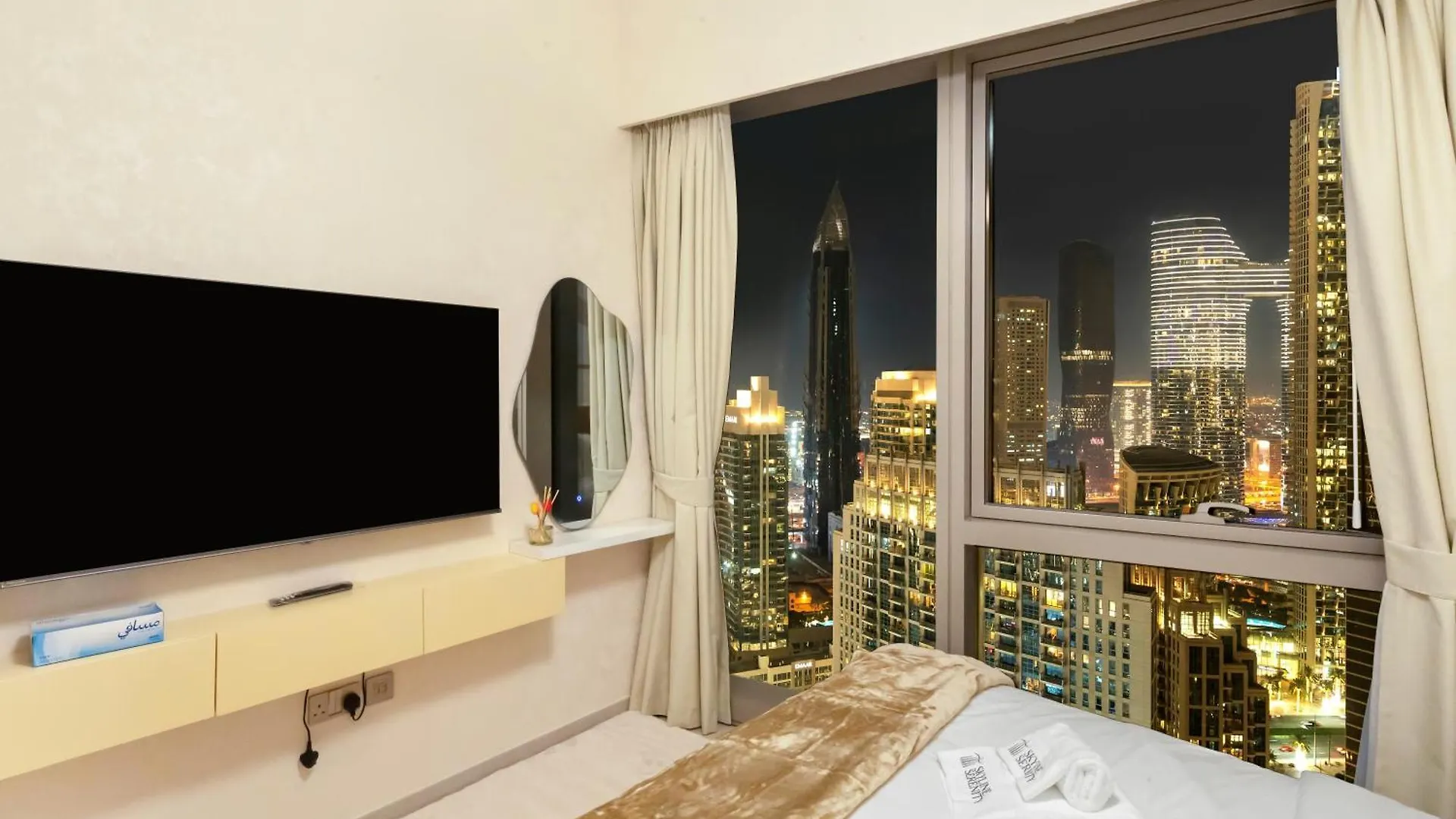 Grandeur 2 Bedroom Apartments I Burj Khalifa & Fountain Views I Free Parking, Gym, Pool, Wi-Fi & Ps5 I By Skyline Serenity Dubaj