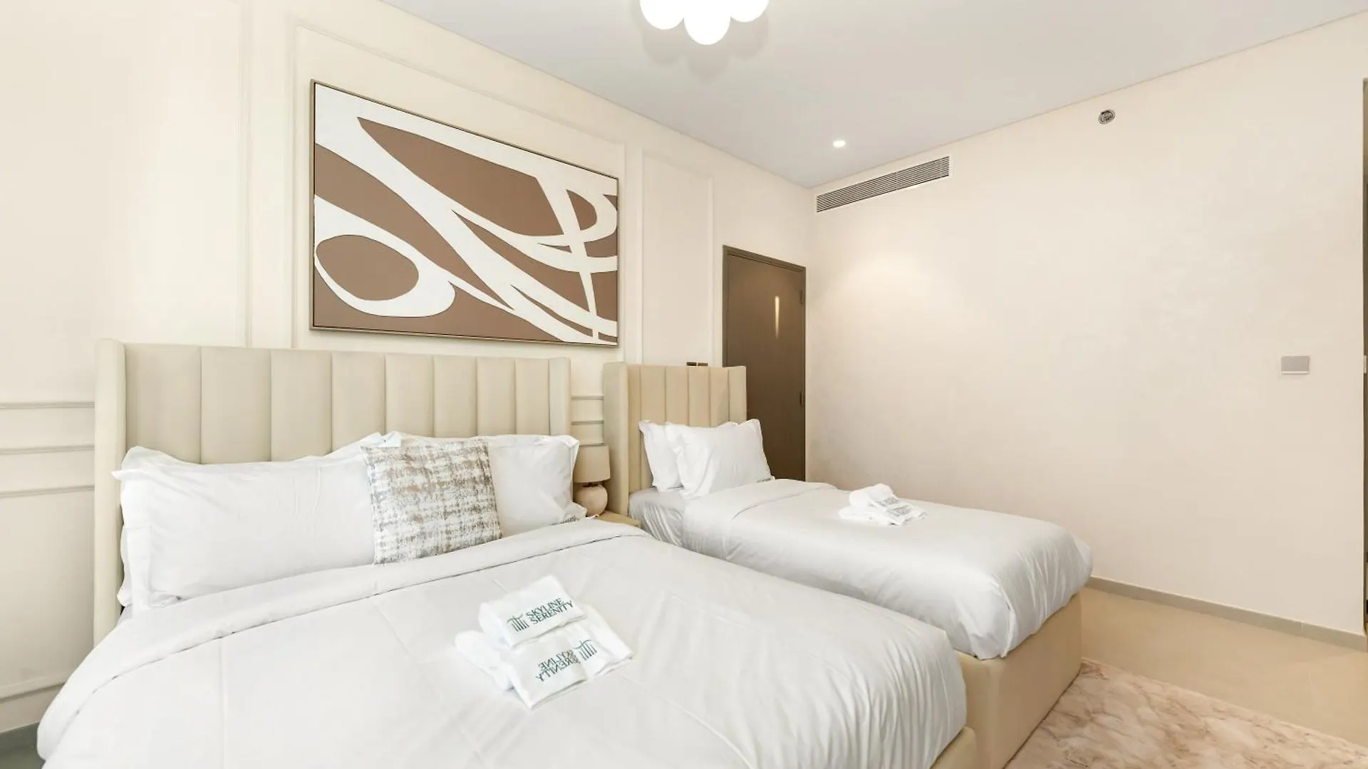 Grandeur 2 Bedroom Apartments I Burj Khalifa & Fountain Views I Free Parking, Gym, Pool, Wi-Fi & Ps5 I By Skyline Serenity Dubaj