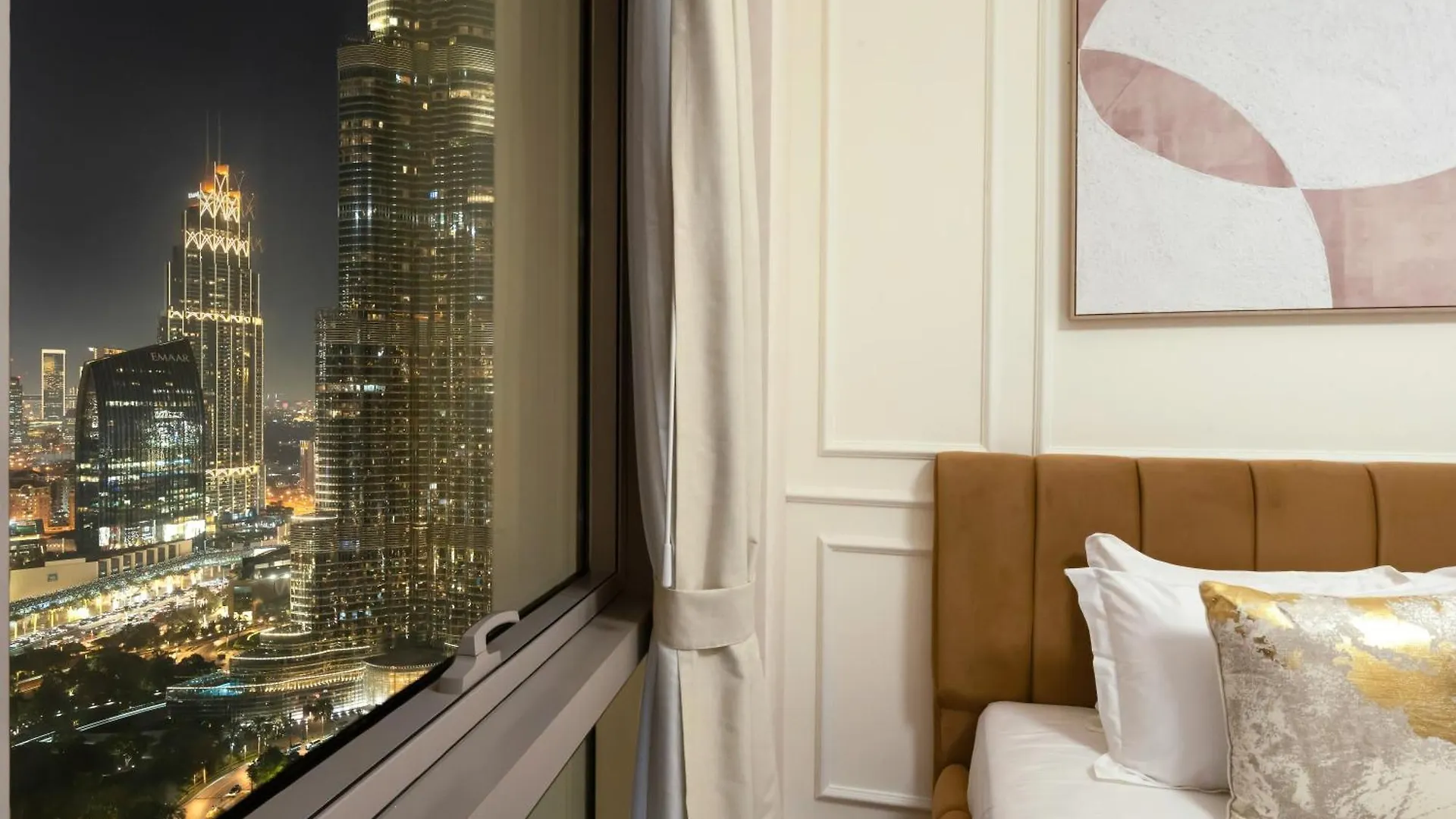 Grandeur 2 Bedroom Apartments I Burj Khalifa & Fountain Views I Free Parking, Gym, Pool, Wi-Fi & Ps5 I By Skyline Serenity Dubaj
