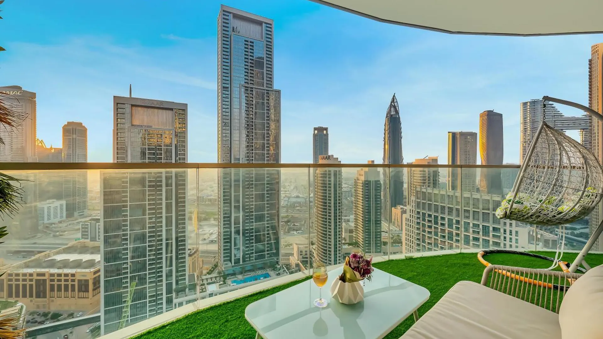 Grandeur 2 Bedroom Apartments I Burj Khalifa & Fountain Views I Free Parking, Gym, Pool, Wi-Fi & Ps5 I By Skyline Serenity Dubaj