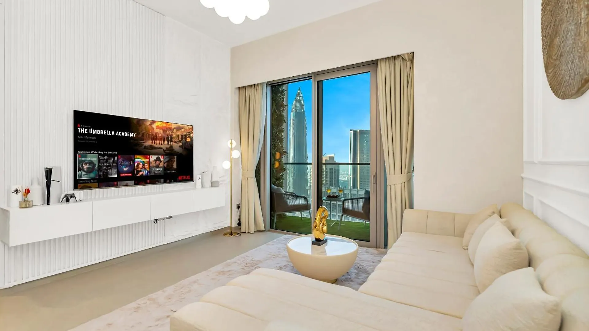 Grandeur 2 Bedroom Apartments I Burj Khalifa & Fountain Views I Free Parking, Gym, Pool, Wi-Fi & Ps5 I By Skyline Serenity Dubaj