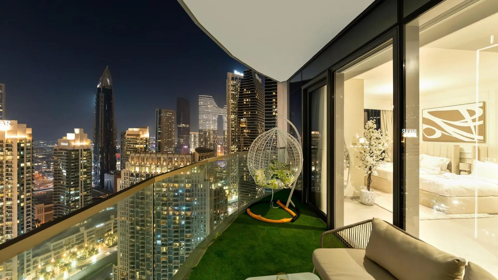 Grandeur 2 Bedroom Apartments I Burj Khalifa & Fountain Views I Free Parking, Gym, Pool, Wi-Fi & Ps5 I By Skyline Serenity Dubaj