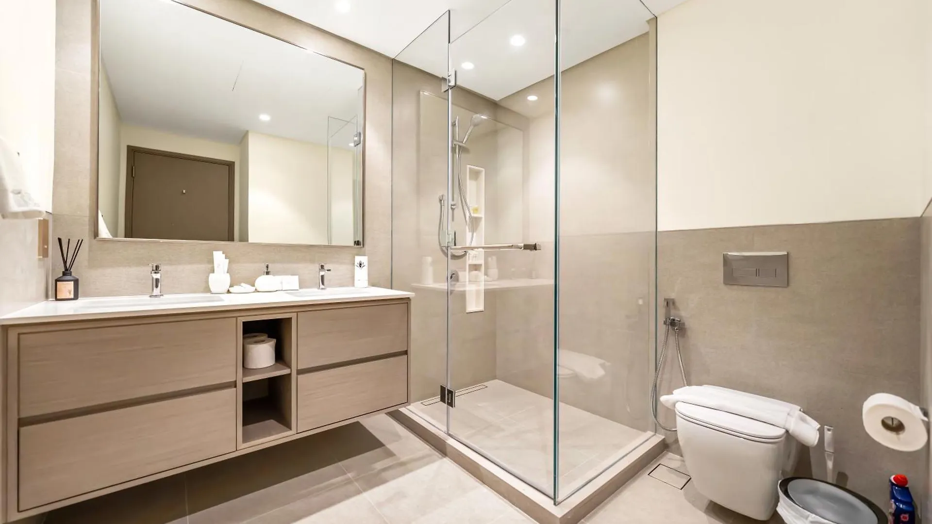 Grandeur 2 Bedroom Apartments I Burj Khalifa & Fountain Views I Free Parking, Gym, Pool, Wi-Fi & Ps5 I By Skyline Serenity Dubaj