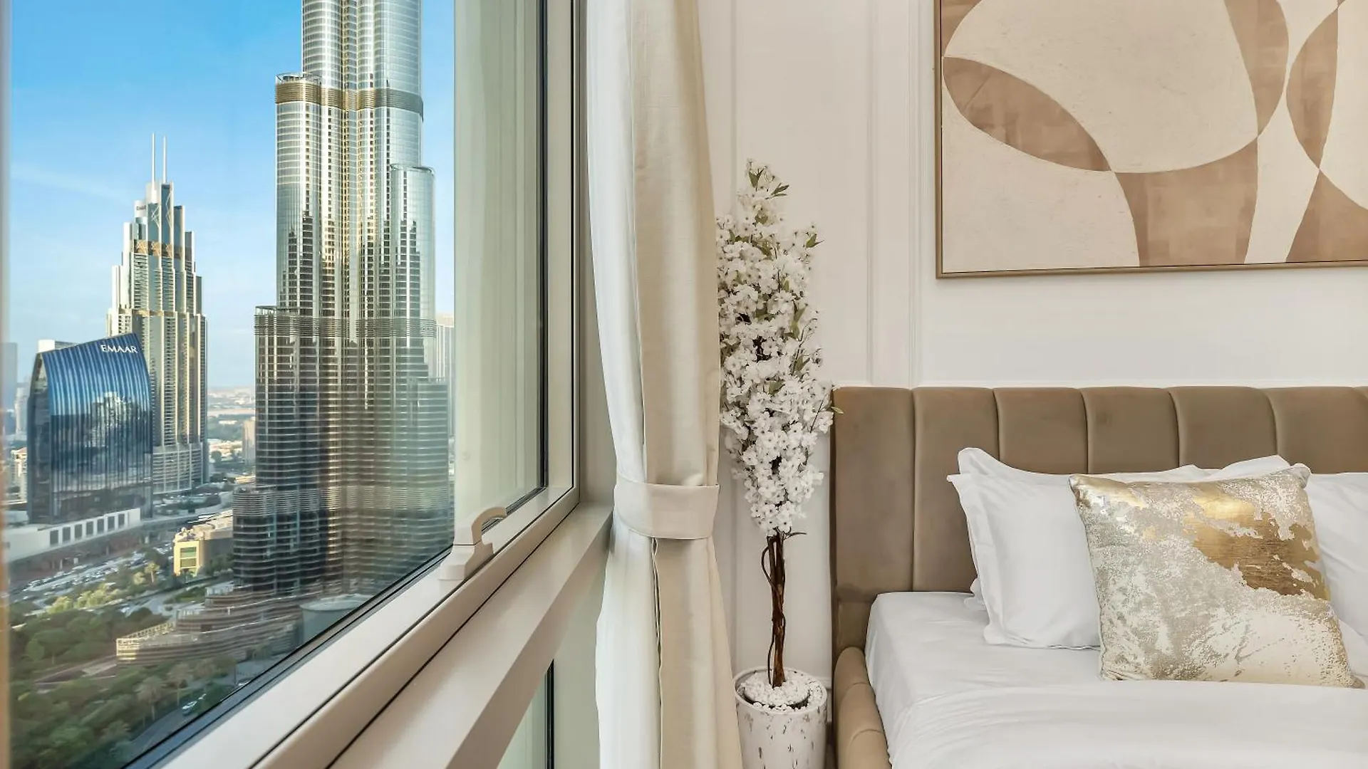 Grandeur 2 Bedroom Apartments I Burj Khalifa & Fountain Views I Free Parking, Gym, Pool, Wi-Fi & Ps5 I By Skyline Serenity Dubai