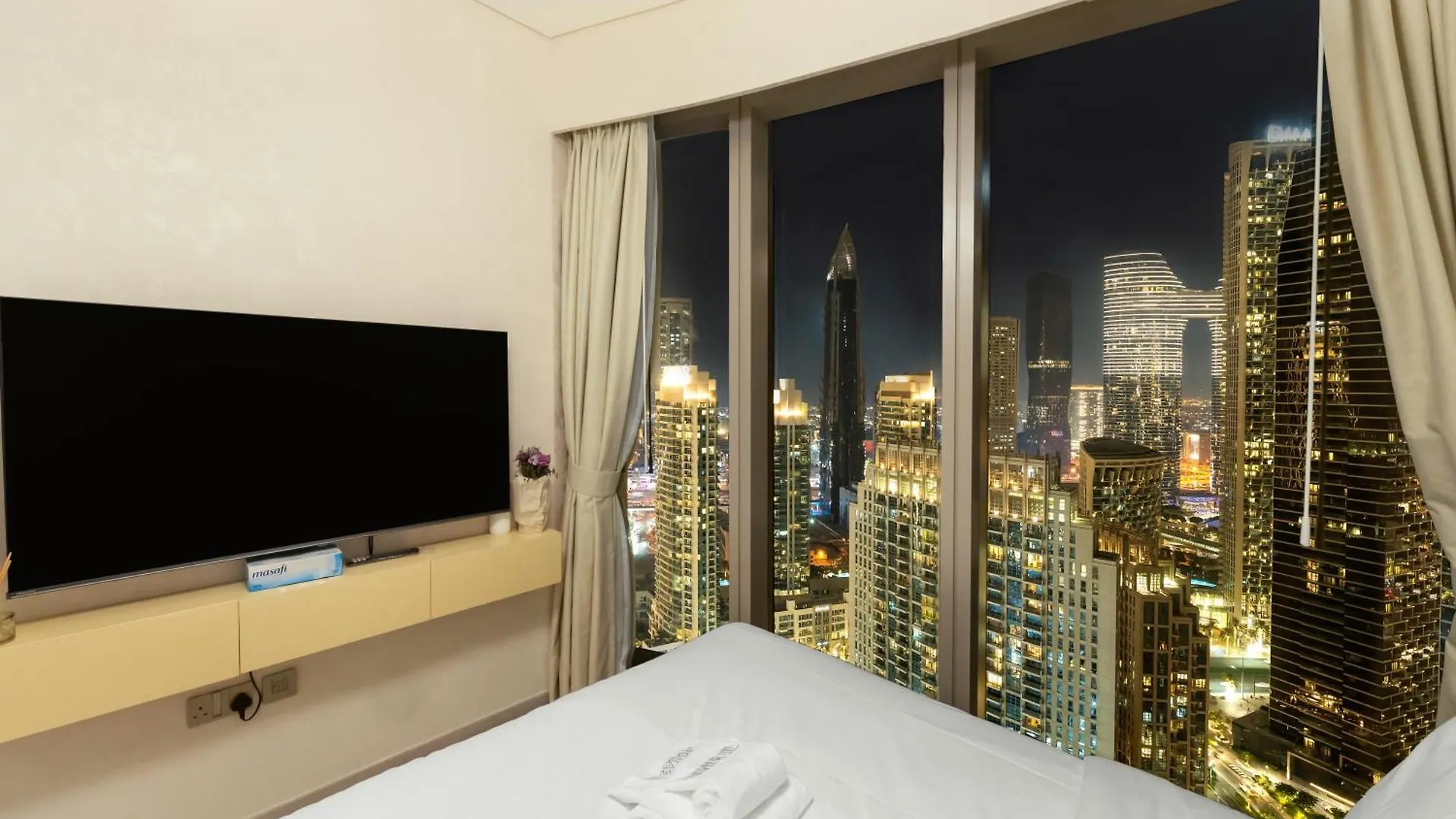 Grandeur 2 Bedroom Apartments I Burj Khalifa & Fountain Views I Free Parking, Gym, Pool, Wi-Fi & Ps5 I By Skyline Serenity Dubai