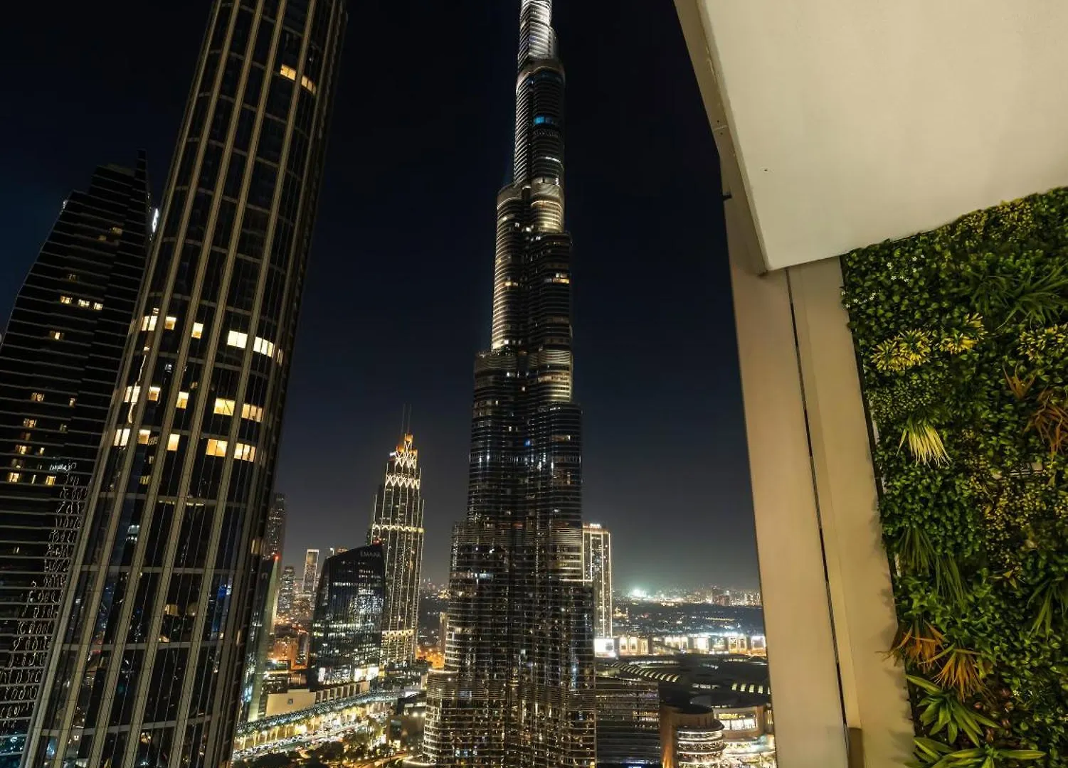 Grandeur 2 Bedroom Apartments I Burj Khalifa & Fountain Views I Free Parking, Gym, Pool, Wi-Fi & Ps5 I By Skyline Serenity Dubai
